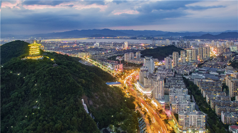 臺州新春第一會，3位企業(yè)家坐主席臺，書記到臺前為他們頒獎(jiǎng)